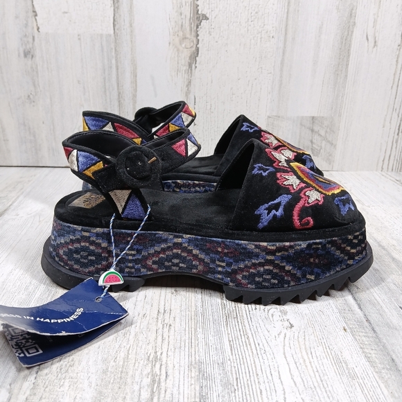 New without box
Farm Rio Black Closed Toe Platform Sandals #1409 - Picture 6 of 11